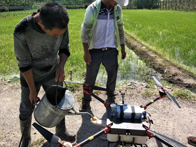 一架多旋翼植保無人機(jī)