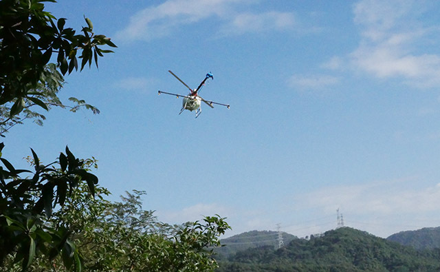 植保無(wú)人機(jī)可空中懸停、垂直起降，需要起降場(chǎng)地小，能靈活起降，可有效解決山地、丘陵等人工和地面機(jī)械作業(yè)難的問(wèn)題。