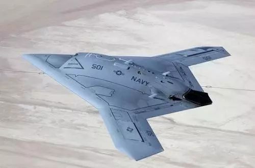 X-47B無(wú)人機(jī)實(shí)現(xiàn)首次自主飛行加油