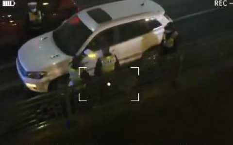 貴陽交警黑科技登場！無人機夜間抓捕酒駕闖關違法車輛