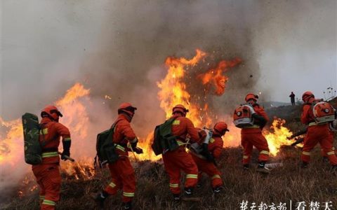 無人機(jī)投彈精準(zhǔn)滅火，森林消防技能競賽“火爆”上演