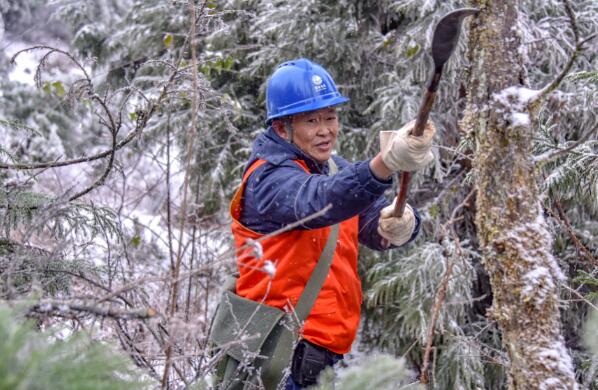 涪陵電力公司雪中無(wú)人機(jī)巡線