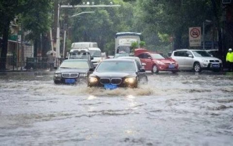 鄭州發(fā)暴雨預(yù)警后車(chē)停滿(mǎn)高架