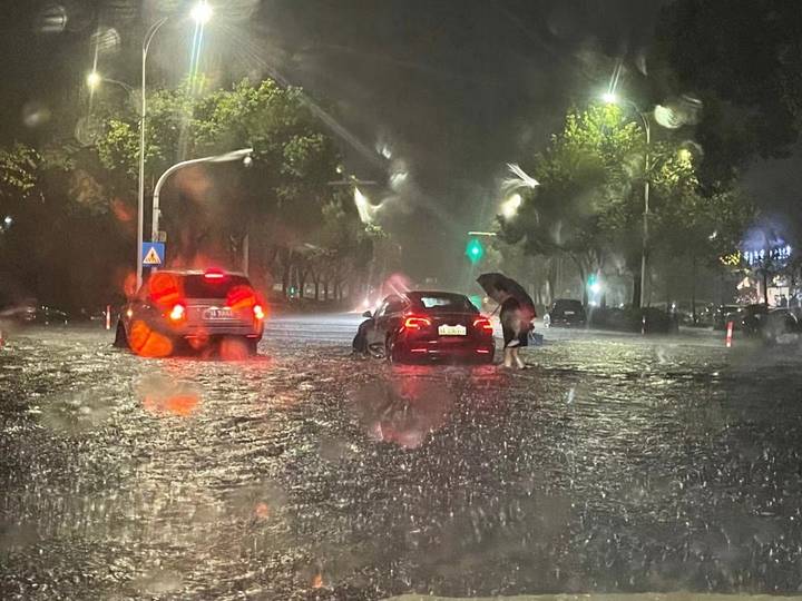 杭州這陣雨實在太大，最大在聞濤社區(qū)！已有小區(qū)地下車庫進(jìn)水，好多車子泡水里