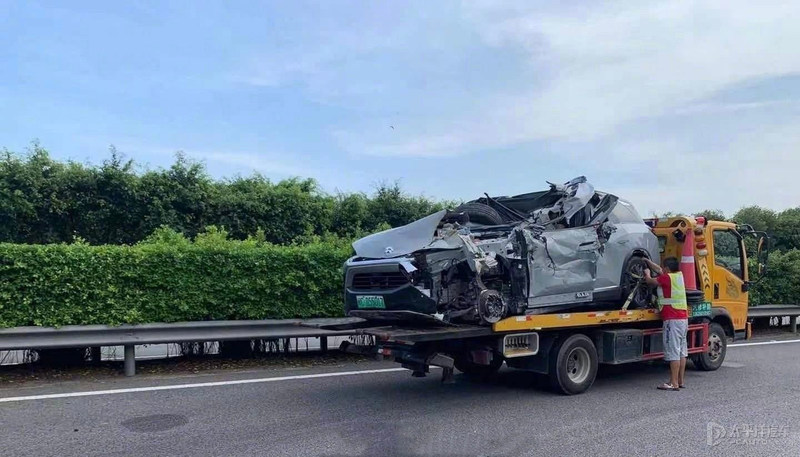 美團(tuán)無人車撞上私家車被判全責(zé)！這些低速無人車到底該怎么管？