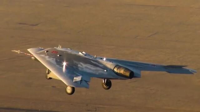 俄版“忠誠僚機”S-70“獵人”無人機（內置彈艙可攜帶2.8噸彈藥）