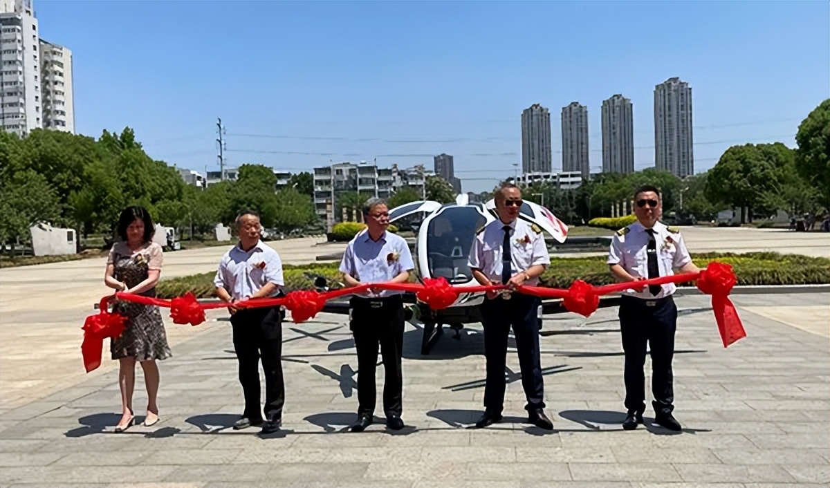 國內(nèi)首款載人無人機(jī)在徐州云龍湖試飛成功